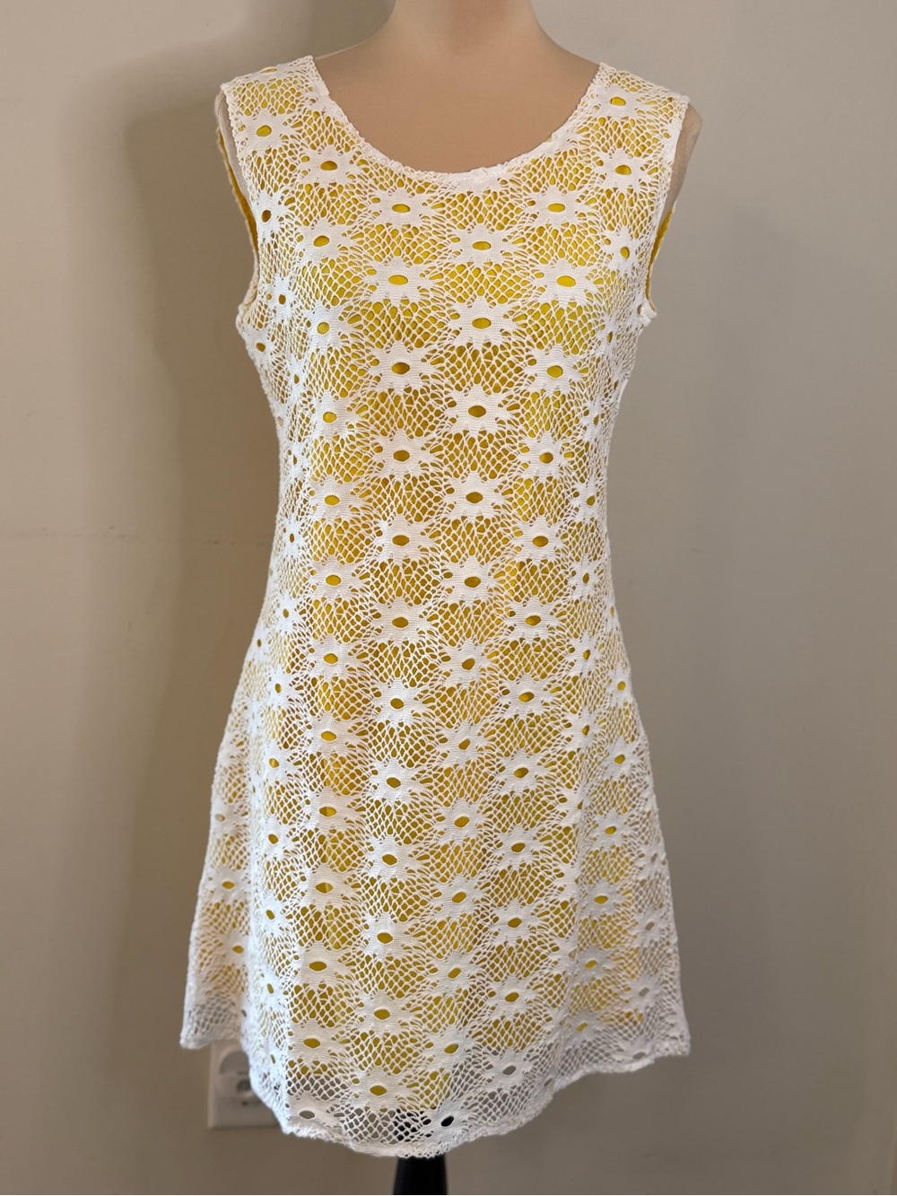 Pura Vida white sheer floral lace yellow lining sleeveless dress SZ 4